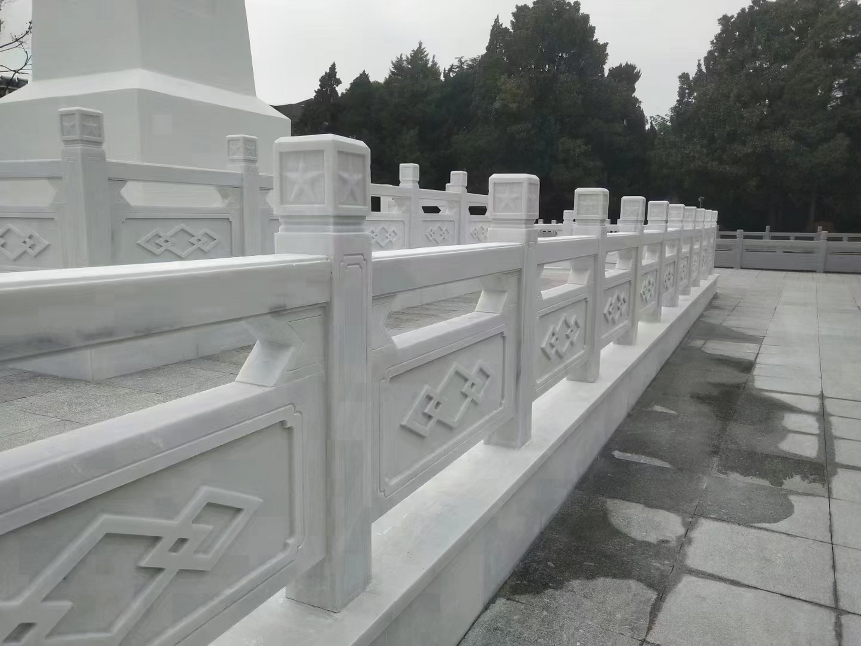 每一块汉白玉大理石,都经过精心挑选,确保品质上乘,与桥梁,河道的韵味