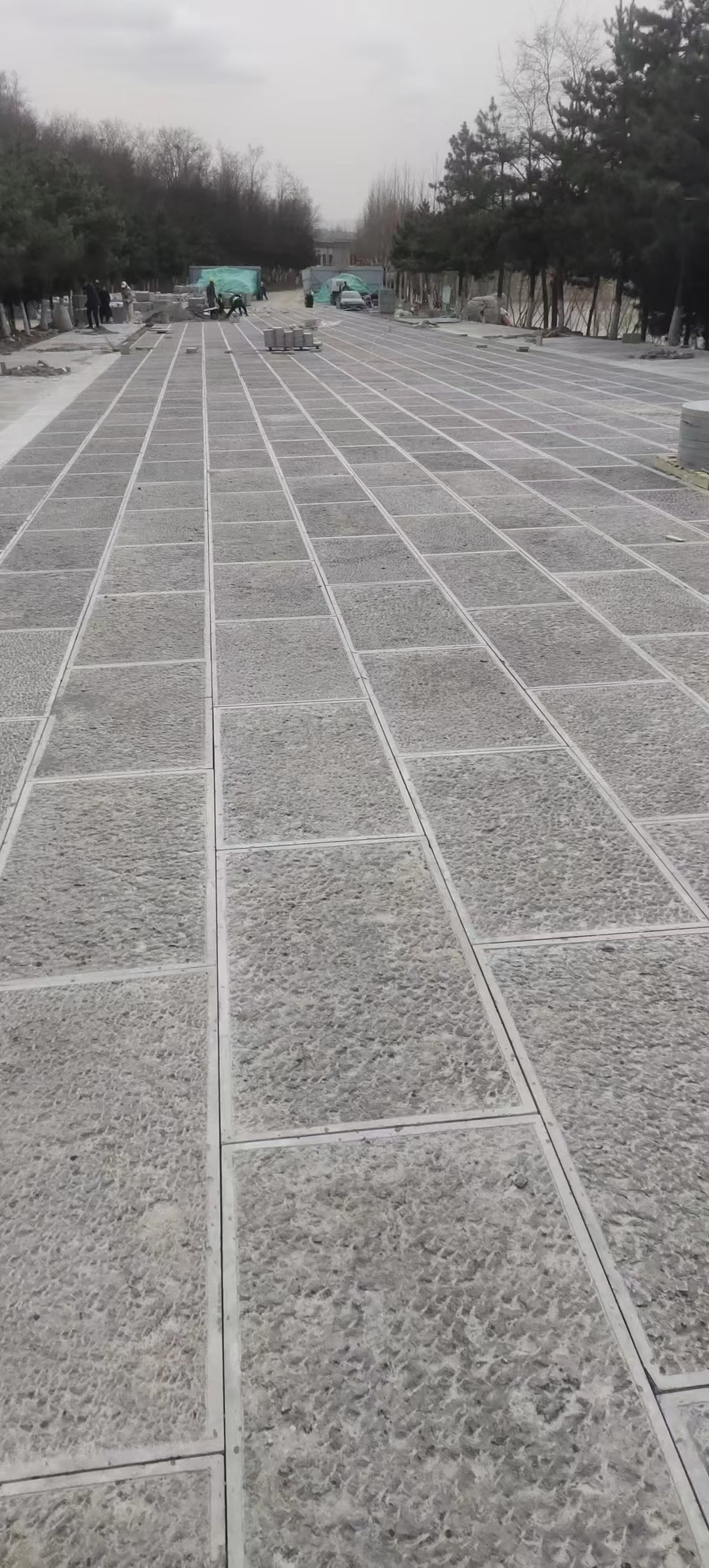 在青石板的步道上,山东文阳石业采用了荔枝面铺地板的多样手法,融入了