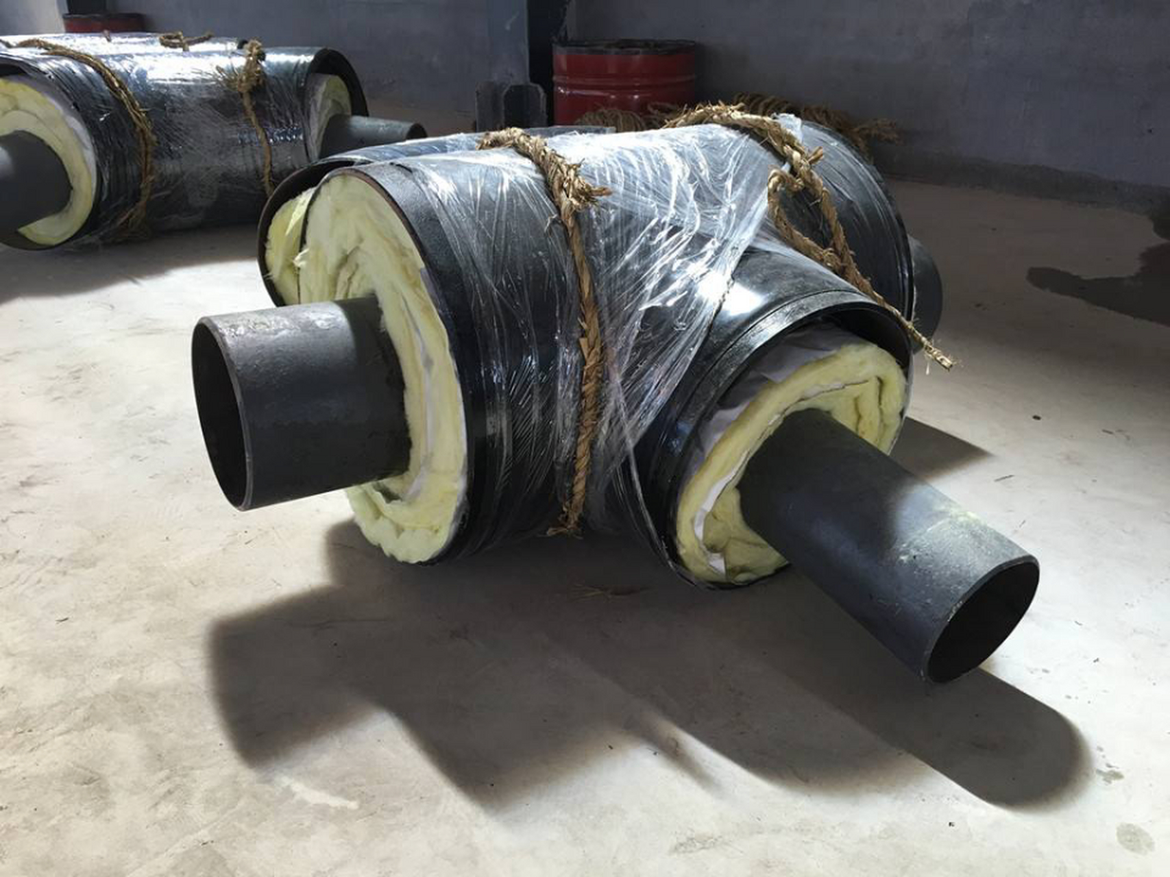 钢管也称为蒸汽运输用钢套钢复合保温钢管,它是一种地下直埋式管道