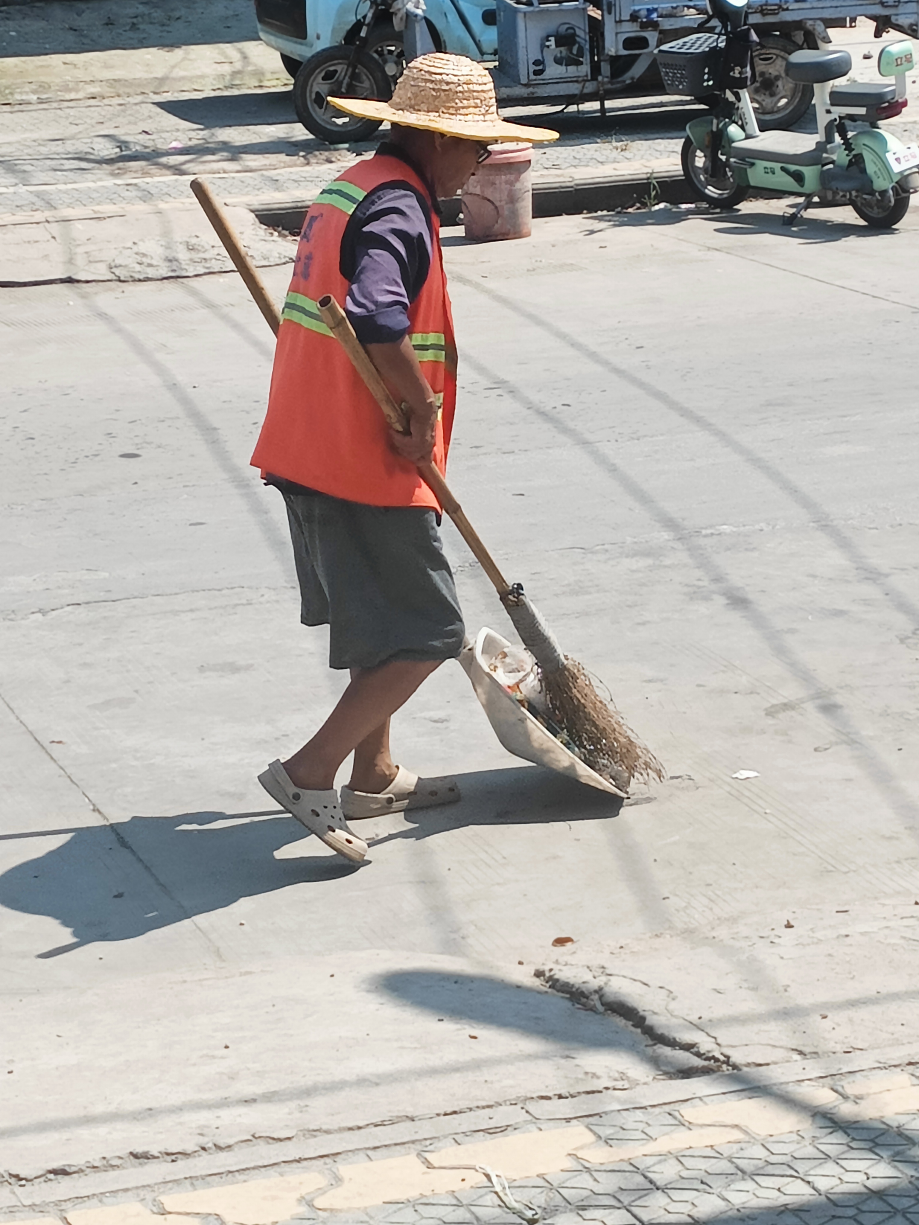 大街上空无一人,唯有这一抹勤劳的身影在为我们创造干净舒适的环境