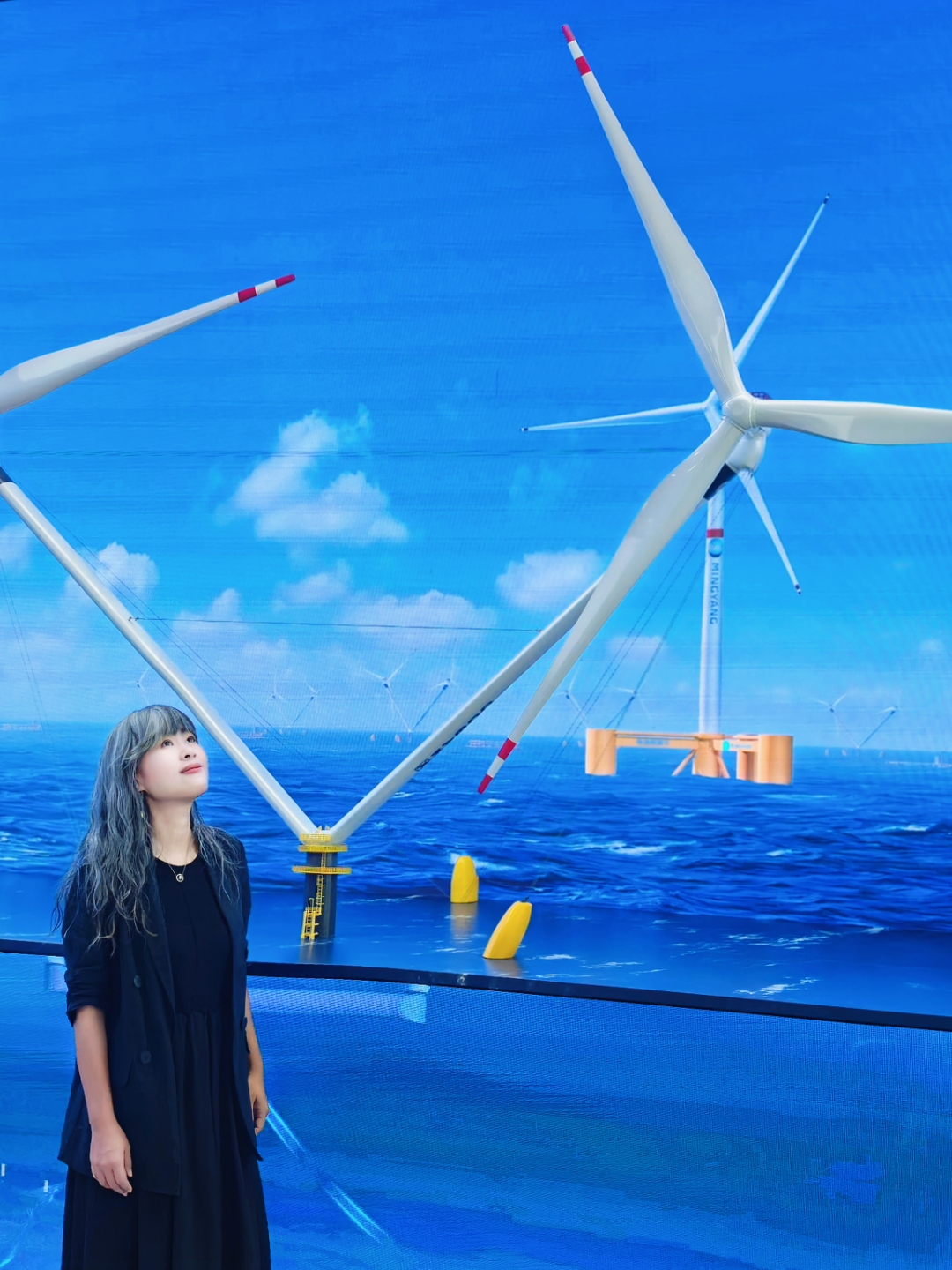 伶仃洋畔的风,仰望,洁白的叶轮缓缓划破苍穹,像巨人手中优雅的纸风车