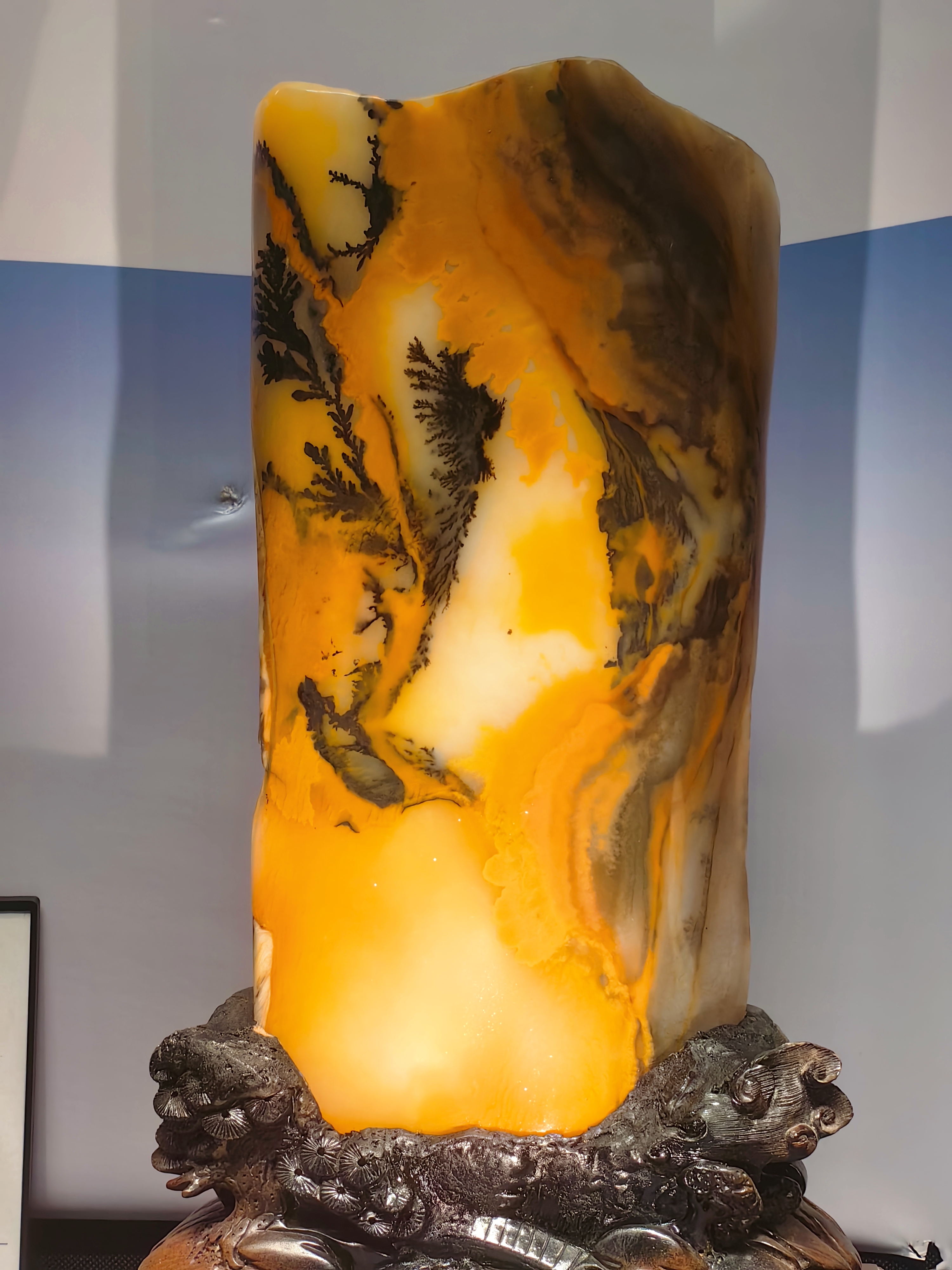 原来并不是的,这是玉石里的矿物质.