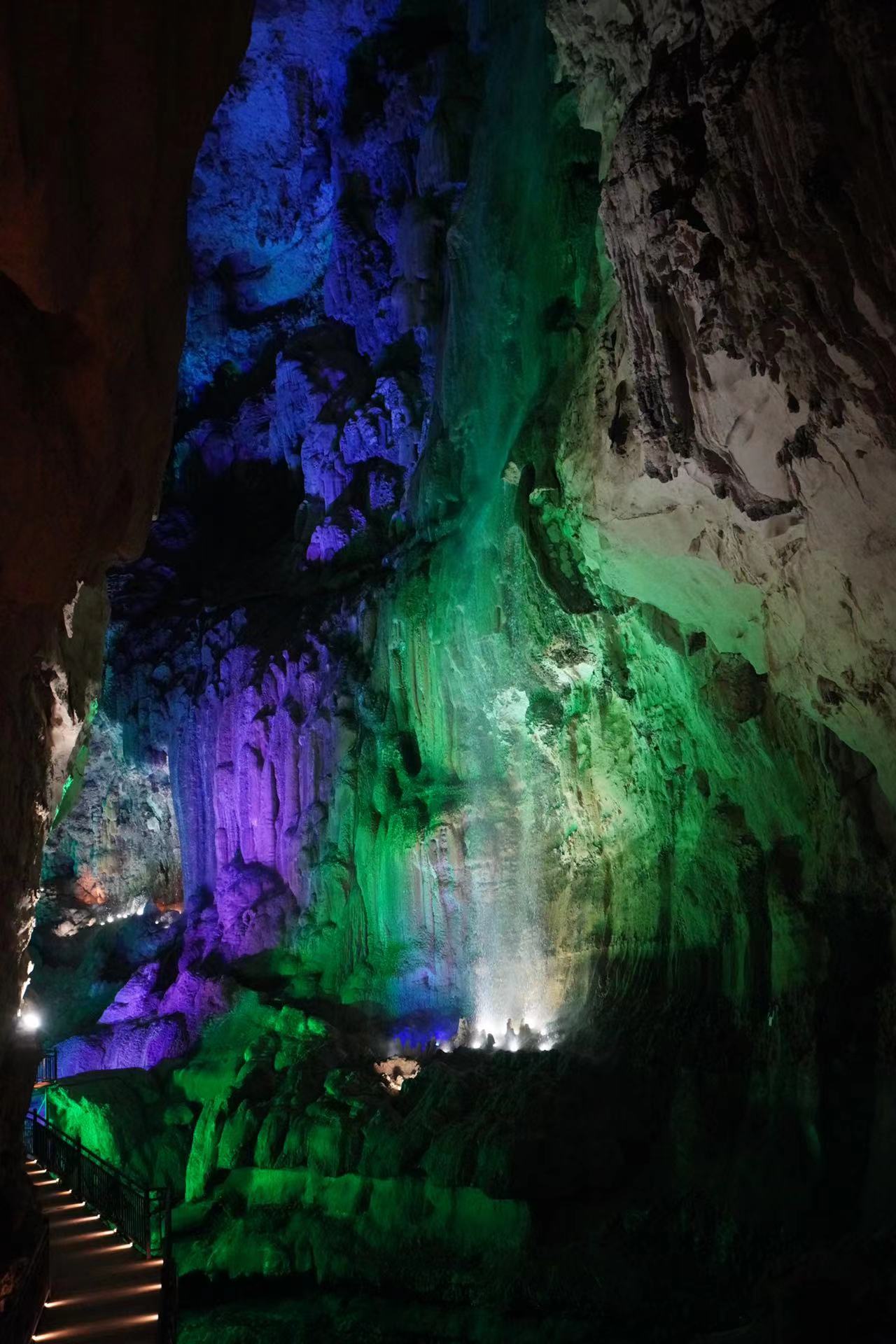 耗时10万年形成的世界最大的"莲花盆之王",在我国乐业罗妹莲花洞中.