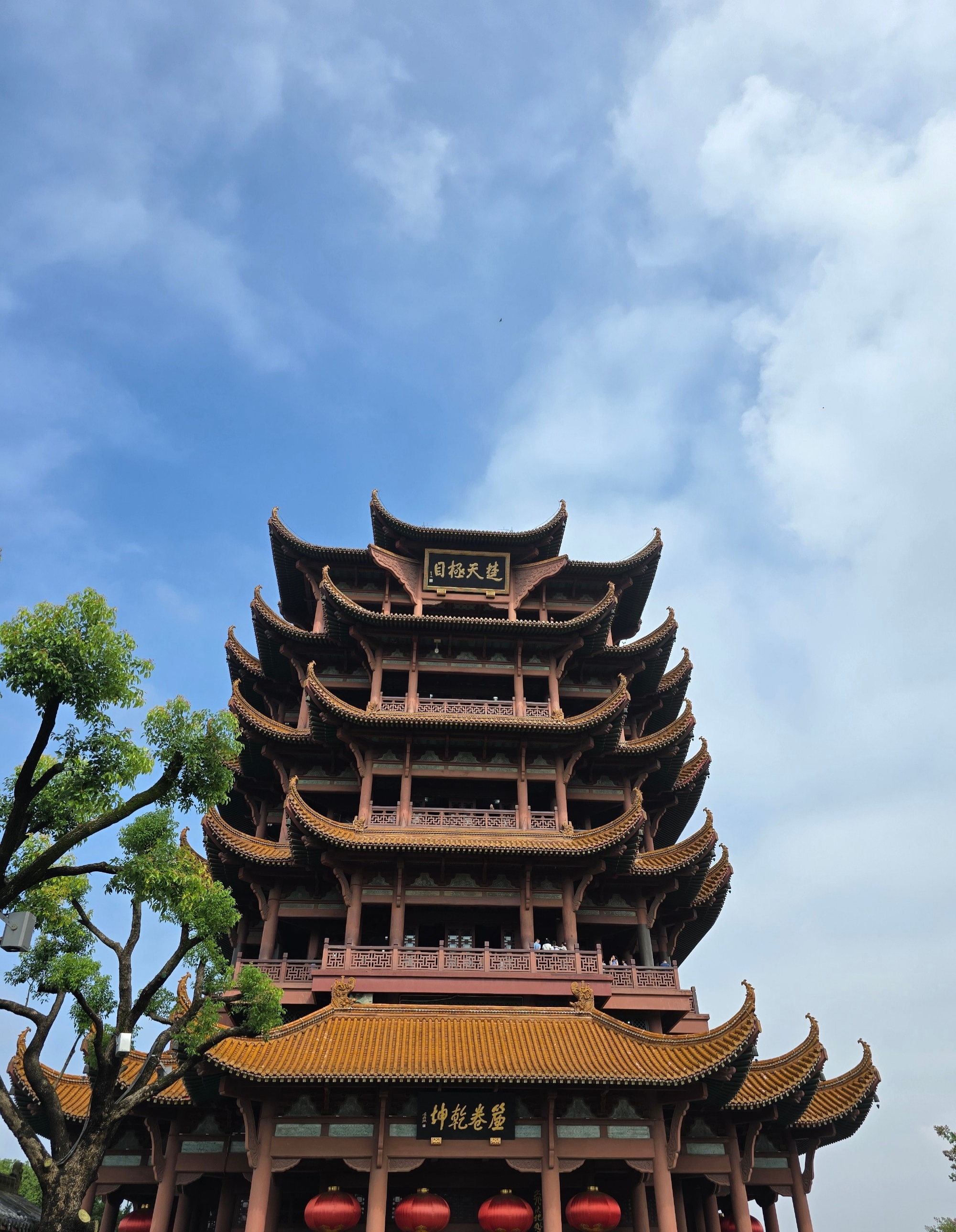 武汉,别称江城,位于中国中部地区,是中国湖北省的省会城市.