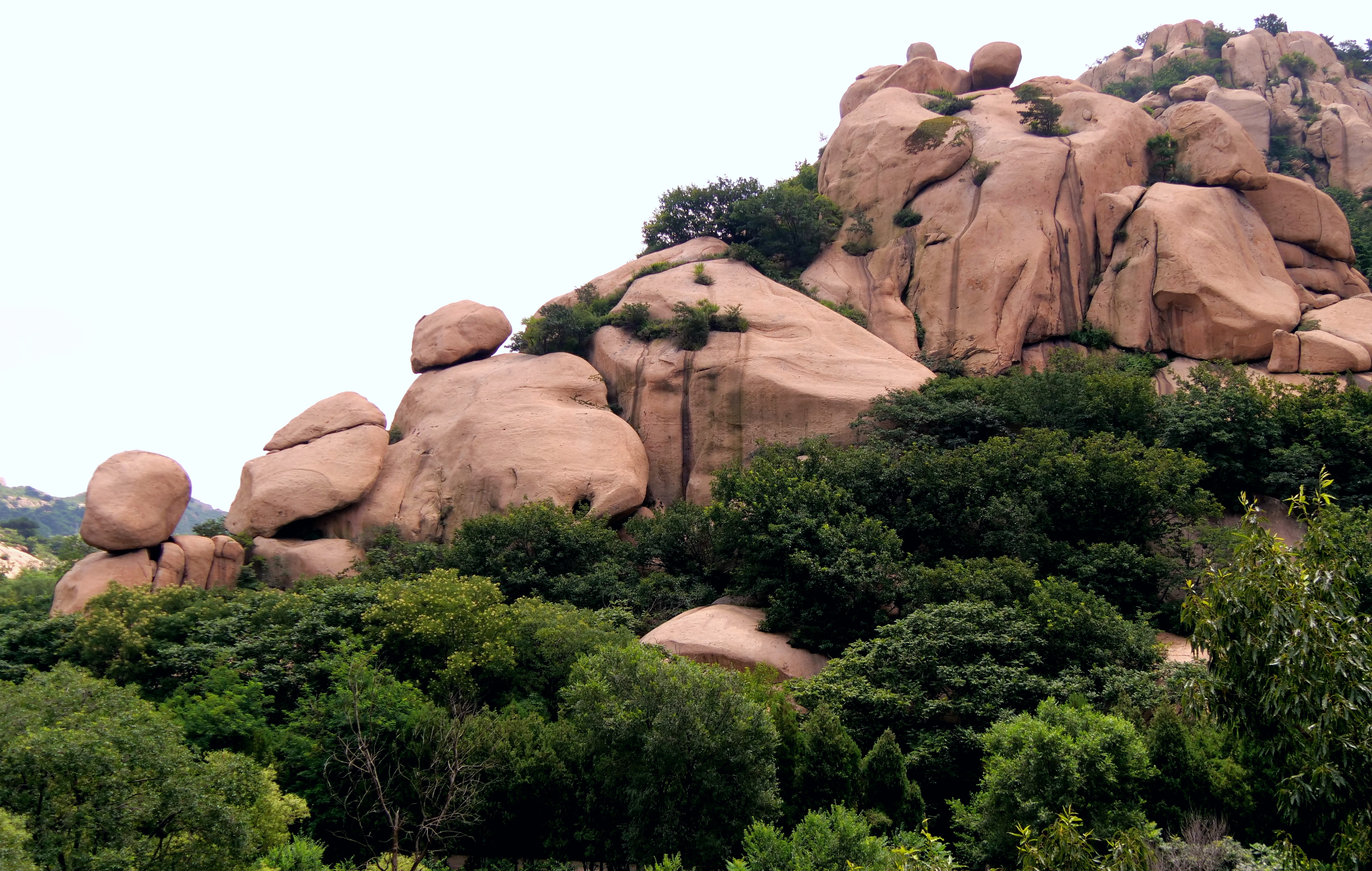 山景区位于河北秦皇岛市山海关区东北方向,这里是连绵起伏的燕山山脉