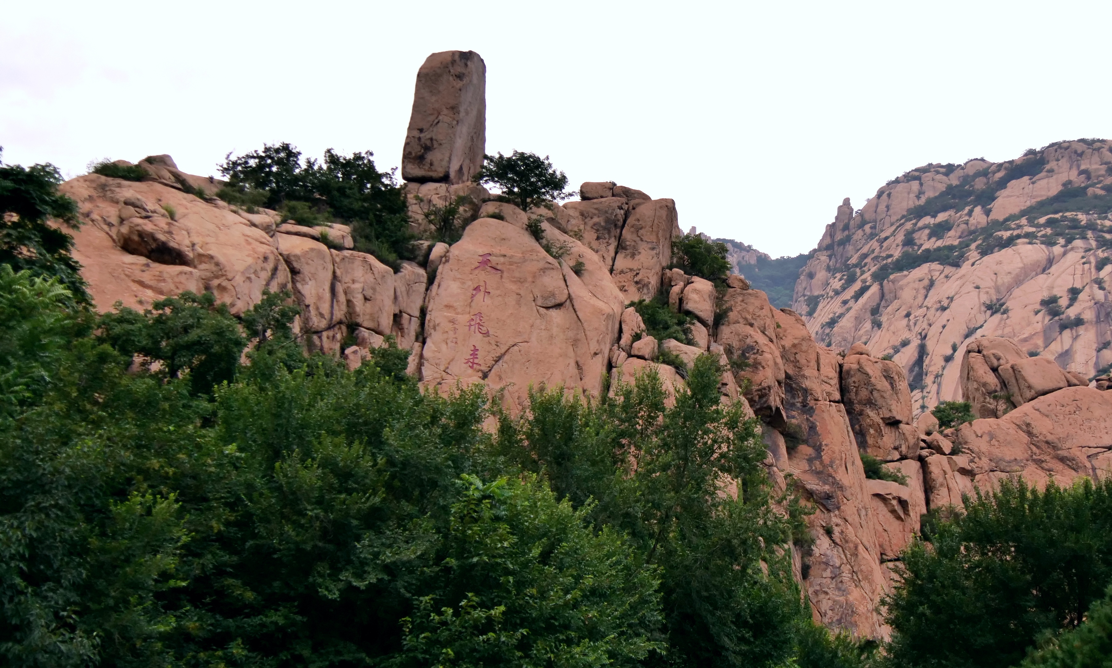 山景区位于河北秦皇岛市山海关区东北方向,这里是连绵起伏的燕山山脉