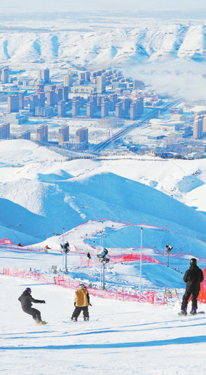 大年初一,滑雪爱好者在新疆阿勒泰市将军山滑雪场滑雪