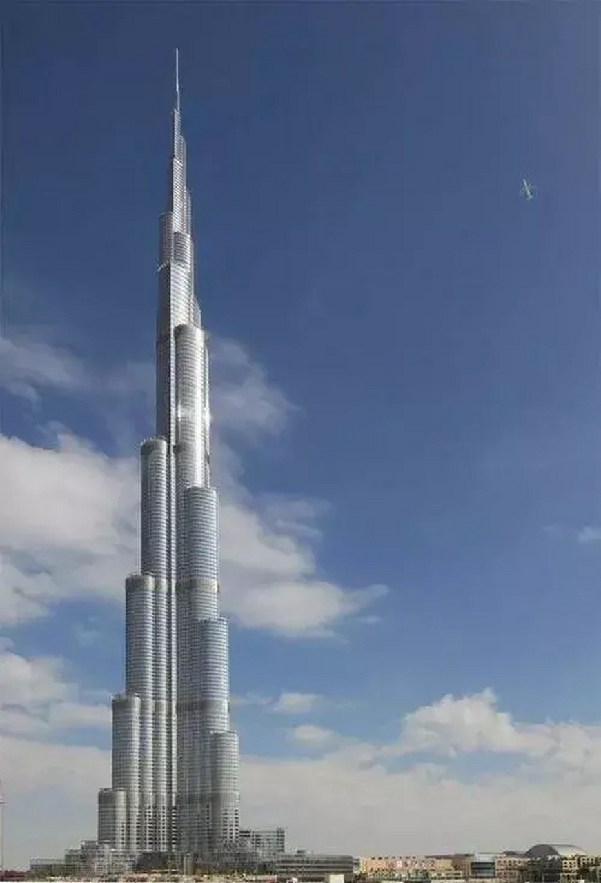 沙特的王国塔以1007米的高度超出830米的哈利法塔277米,位居
