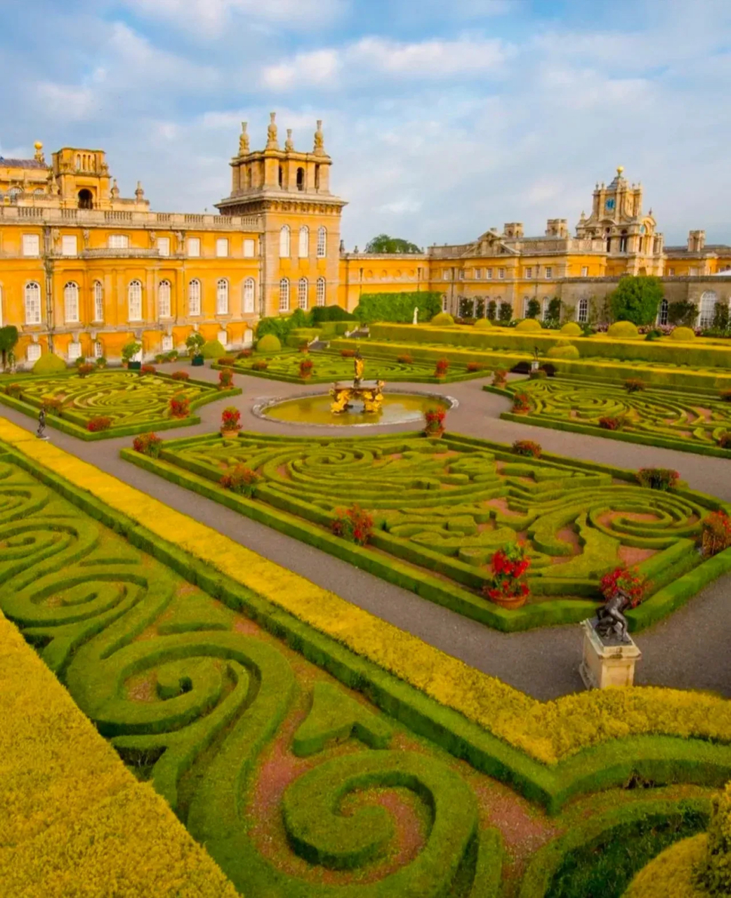 金碧辉煌的丘吉尔庄园:  丘吉尔庄园亦称布伦海姆庄园,是英国最为著名