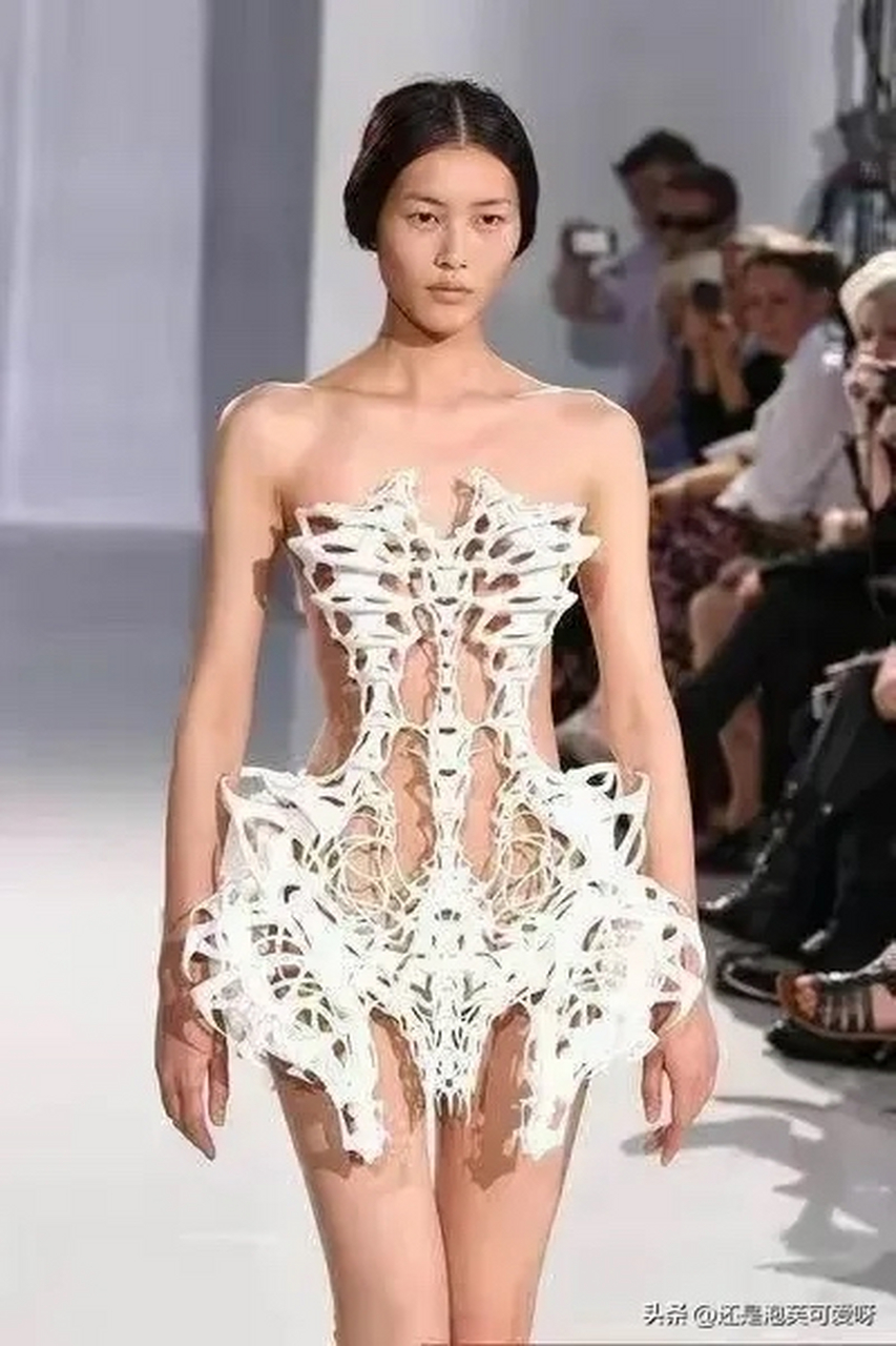 刘雯最大胆的一次时装秀! 身穿白骨骷髅时装走秀.