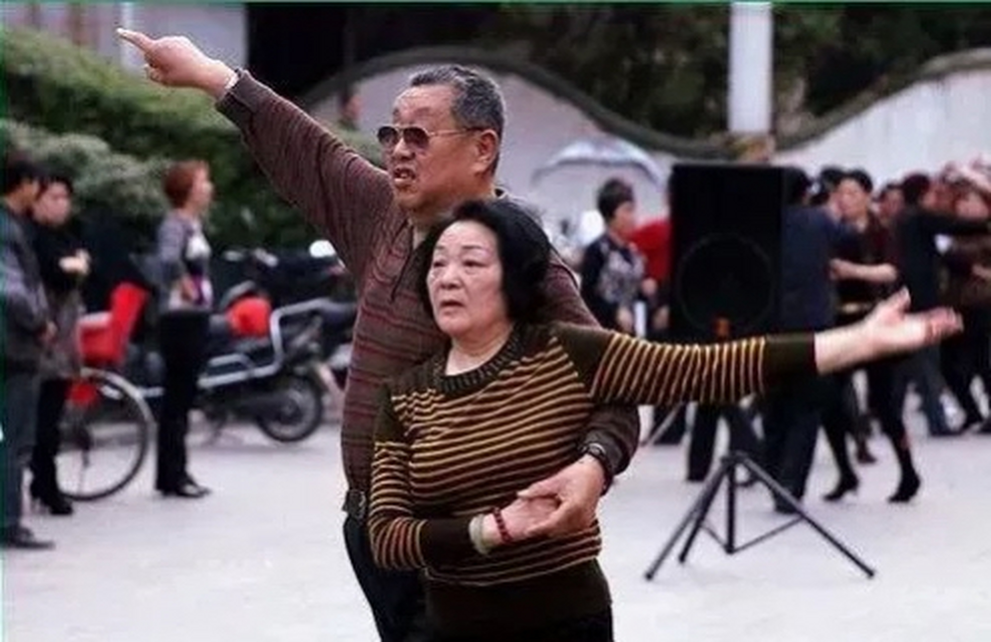 枯藤老树昏鸦, 大爷搂着大妈, 舞场早晚混搭.