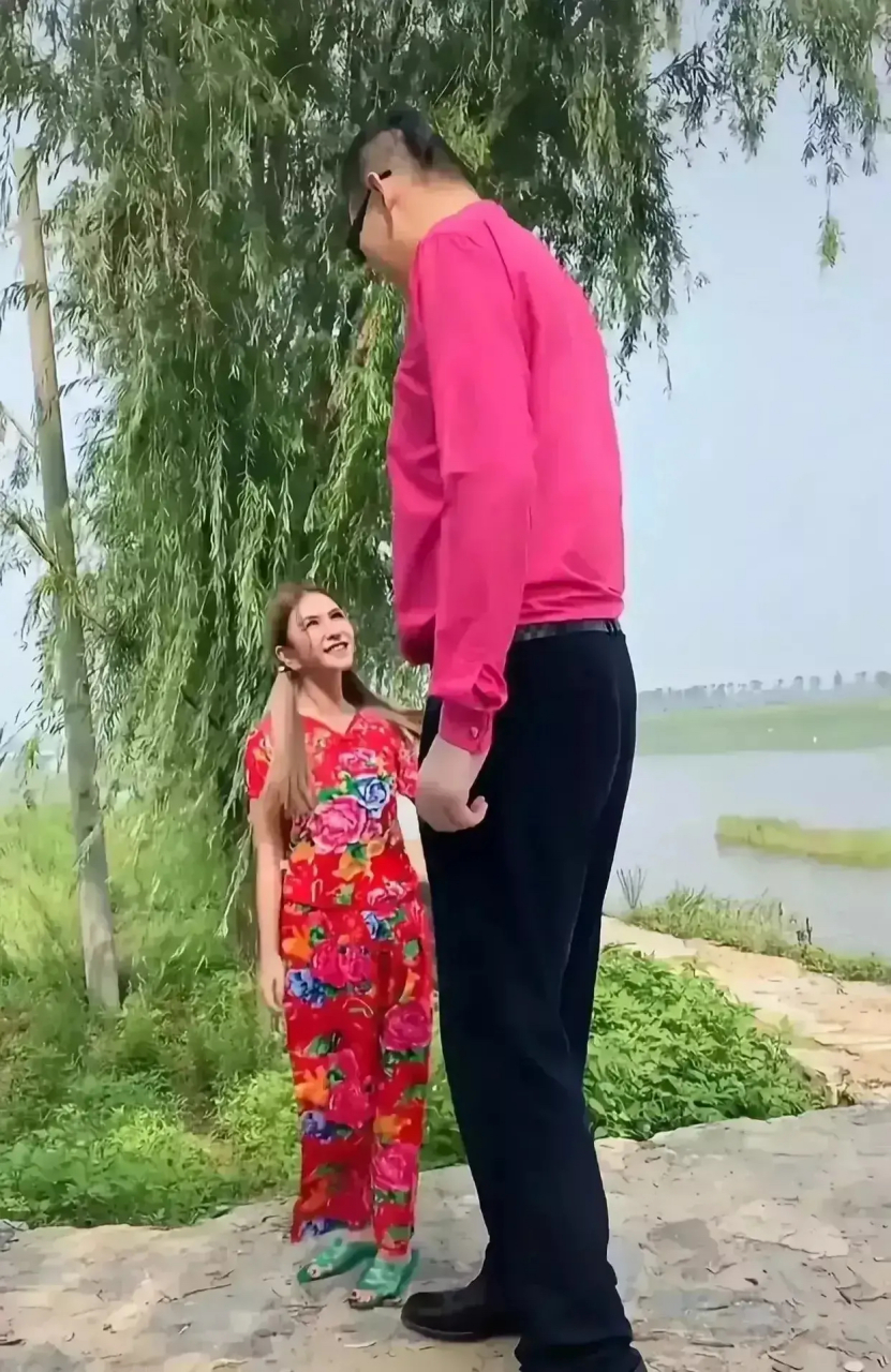 张欢与李七喜  亚洲第一高张欢238厘米,娶了个妻子叫李七喜,身高155