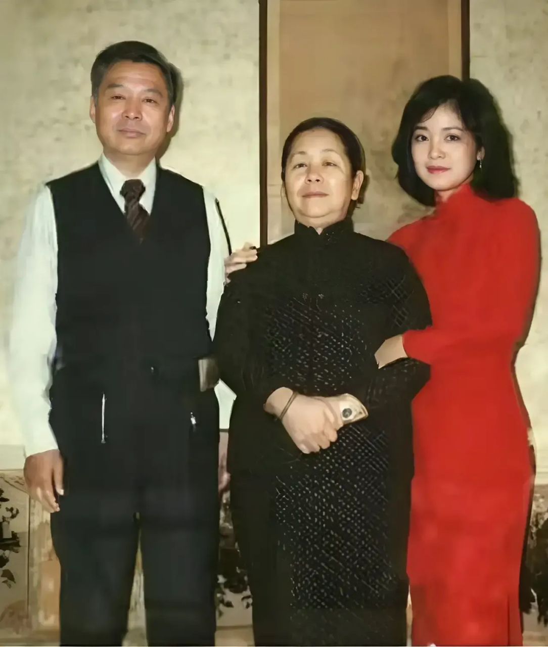 珍贵照片: 著名歌星邓丽君与父亲邓枢,母亲赵素桂在台湾家中的合影