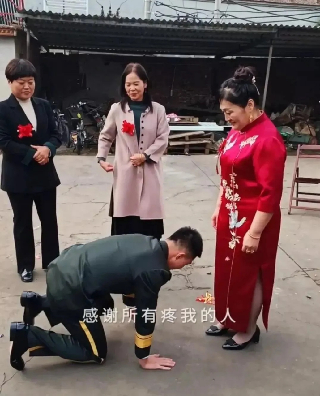 穿着军装下跪,合适吗? 如果需要下跪,请换掉你的军装.