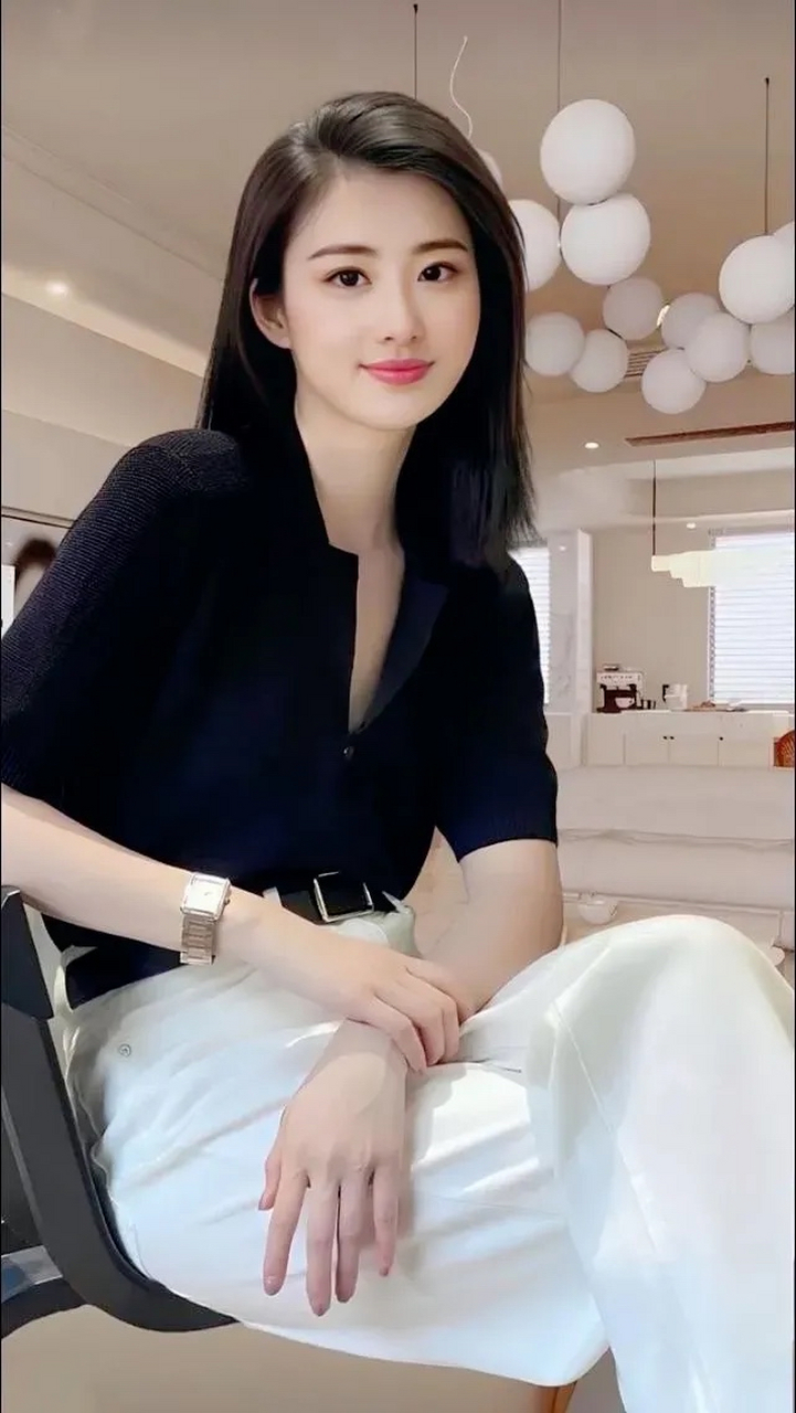 柳眉秀眸鼻挺拔 唇红齿皓貌若花 秀发如瀑披双肩 容颜娇好谁如她