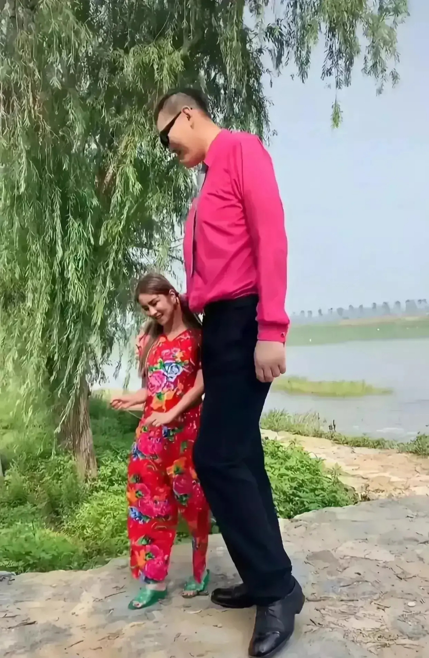 张欢与李七喜  亚洲第一高张欢238厘米,娶了个妻子叫李七喜,身高155