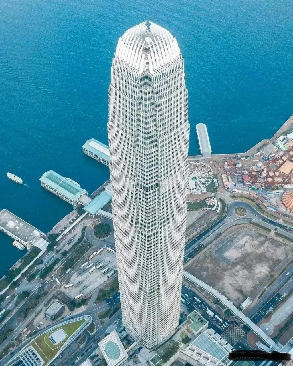 香港国金中心,400米高,香港第二高楼,李兆基投资,年租金100亿,价值