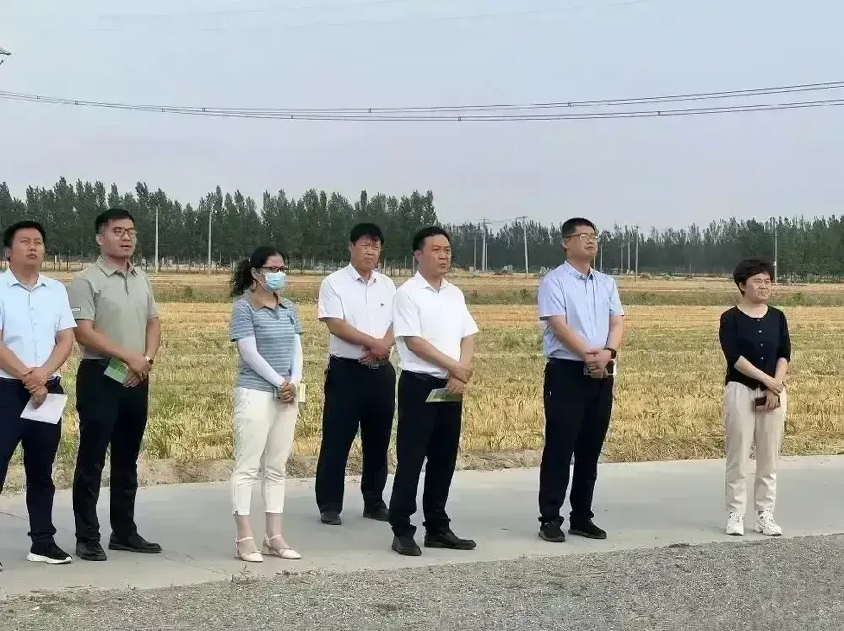 领导的标准站姿  背着手,太随便,领导不待见; 垂着手,太呆板,形象不