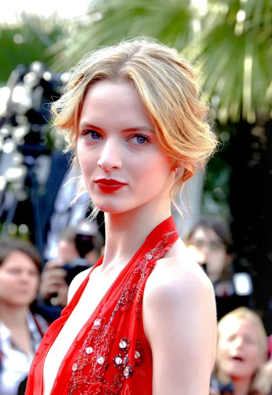 俄罗斯超级名模daria strokous 676767红裙街拍