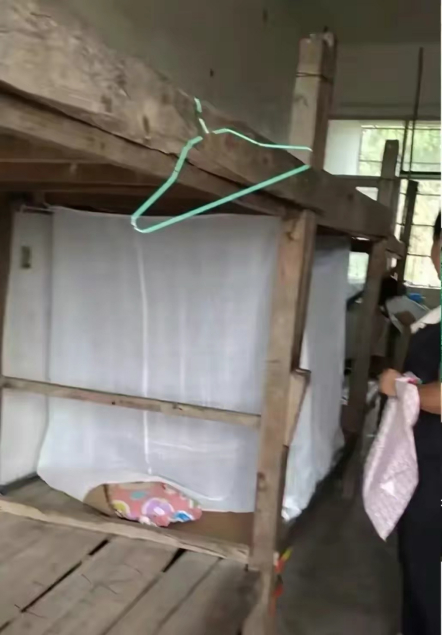 这是广西某农村学校的宿舍,是真实的,没有任何一点的摆拍!