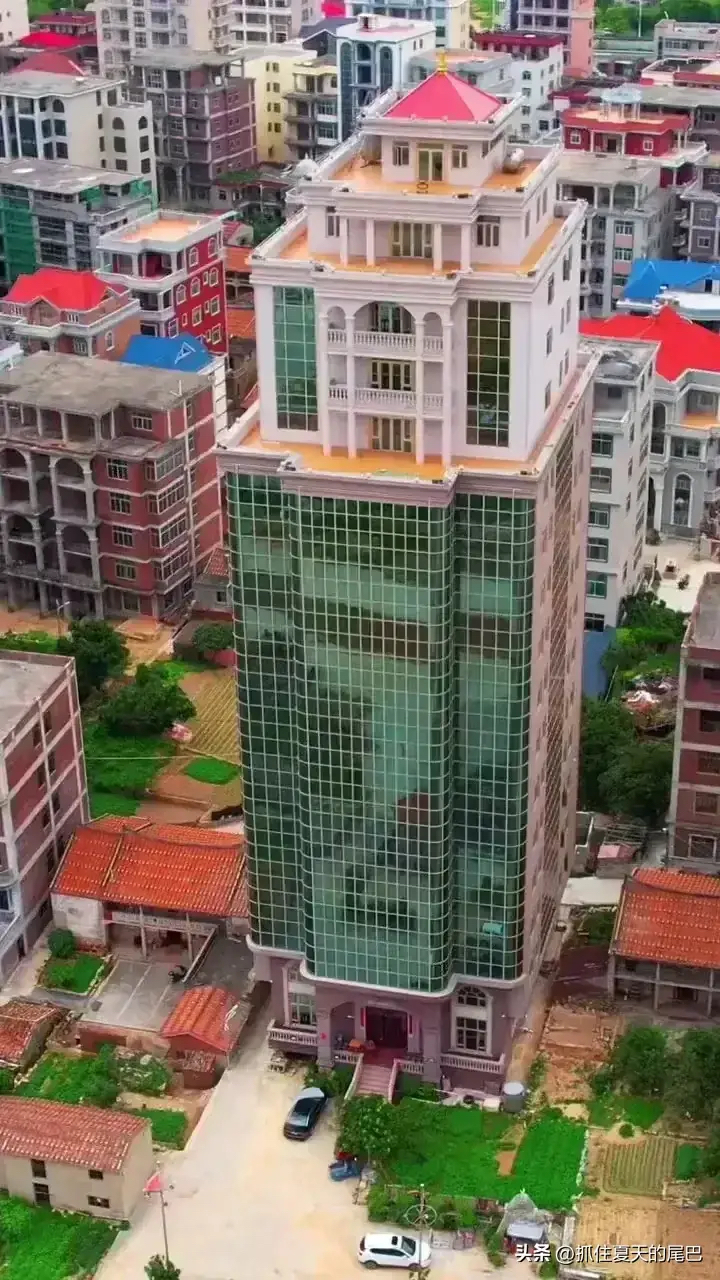 房子基本都是几千万打底,简直就是富丽堂皇,家家盖个七,八层,住3,5口