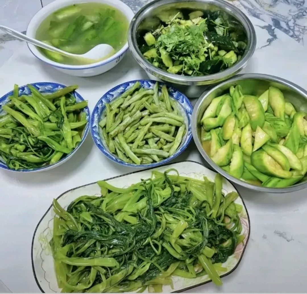 我在厨房忙乎了好一会儿,不一会儿就做出了满满一桌子菜