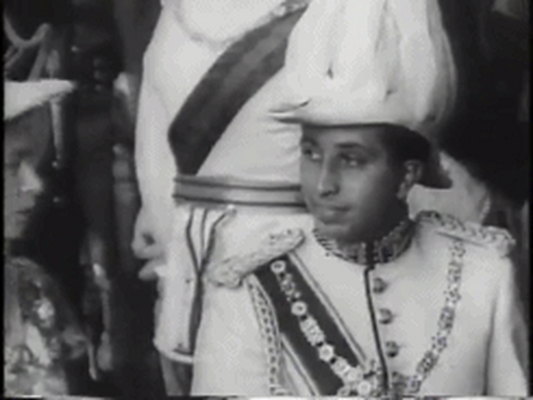 伊拉克末代国王费萨尔二世,这位国王也挺惨烈的,4岁继位,23岁被s.