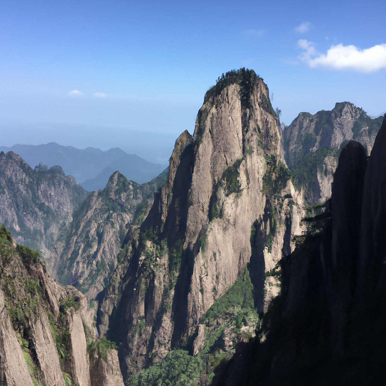 黄山以其独特的山峰,奇松,怪石,云海,温泉等自然景观而闻名于世.