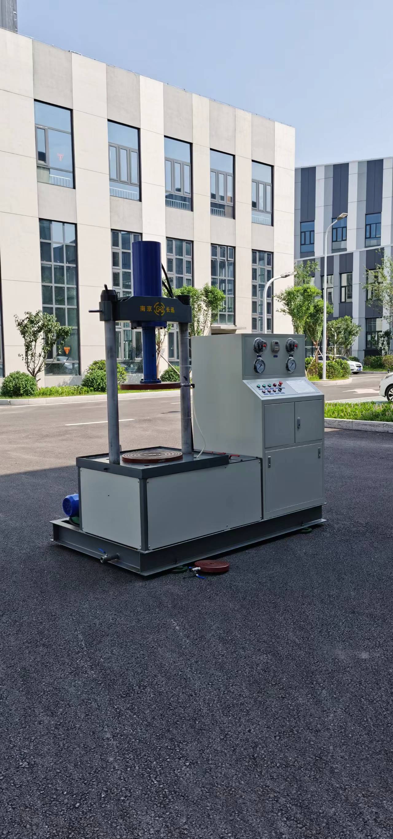 syj-300a型阀门试压机概述: 该机用工作台上的密封盘,及其上方压紧