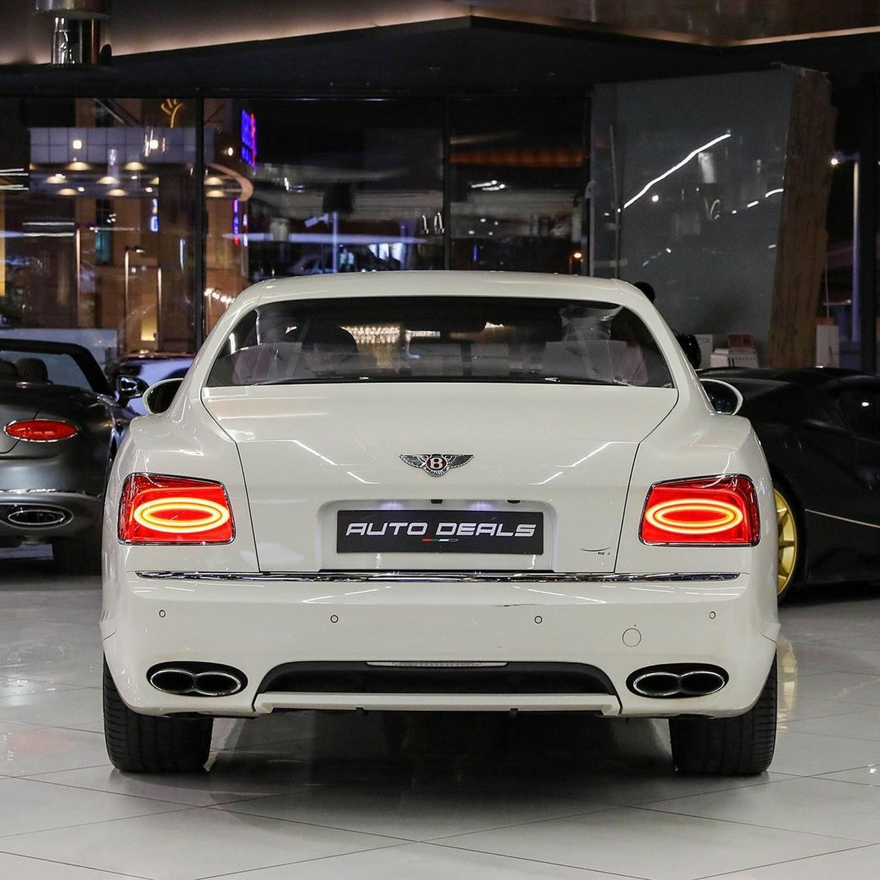 分享图片丨宾利-飞驰 宾利飞驰前脸采用了宾利家族式进气格栅与双圆形