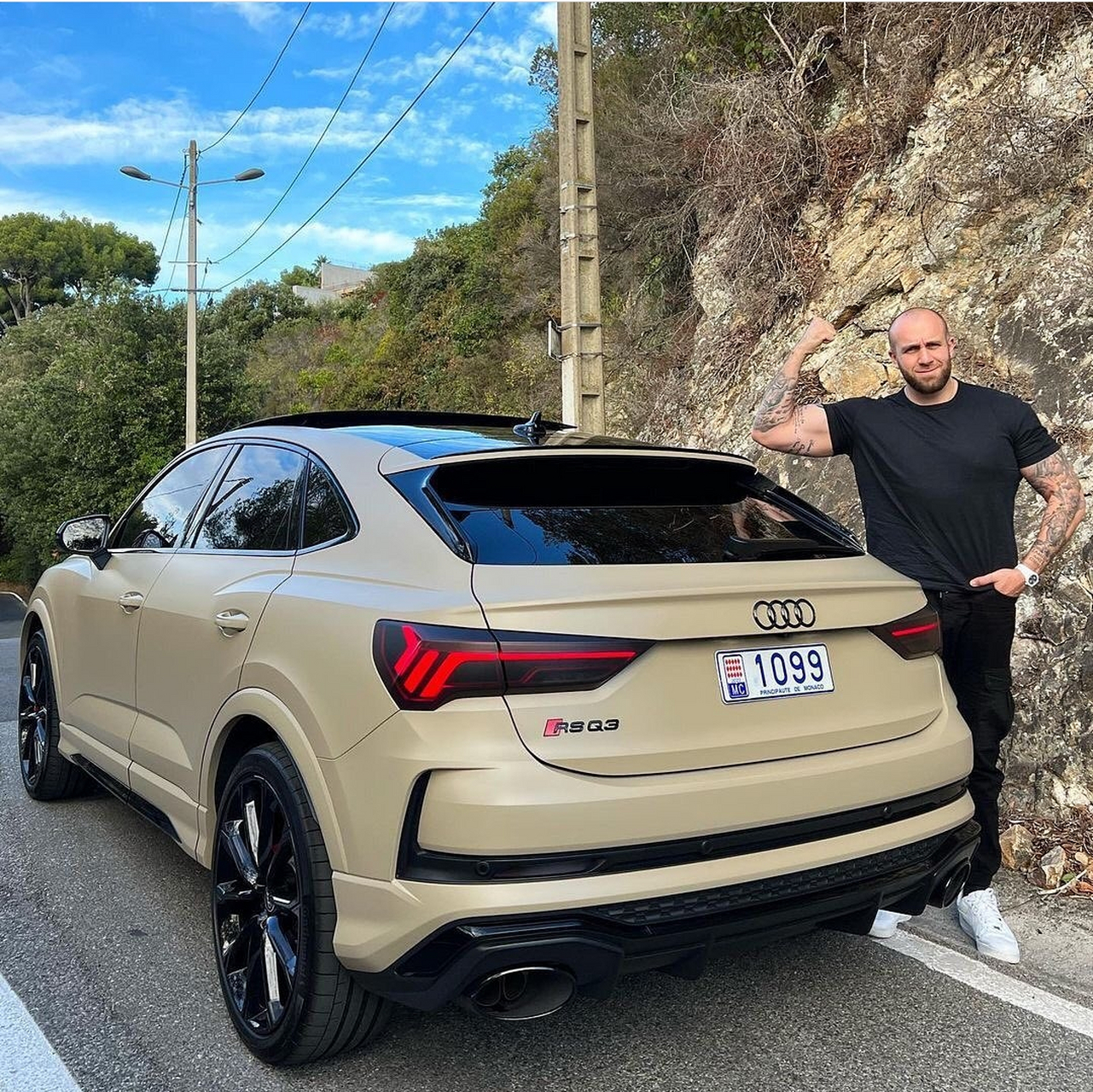 分享图片丨奥迪-rsq3#汽车#  rs q3实车已经正式亮相.