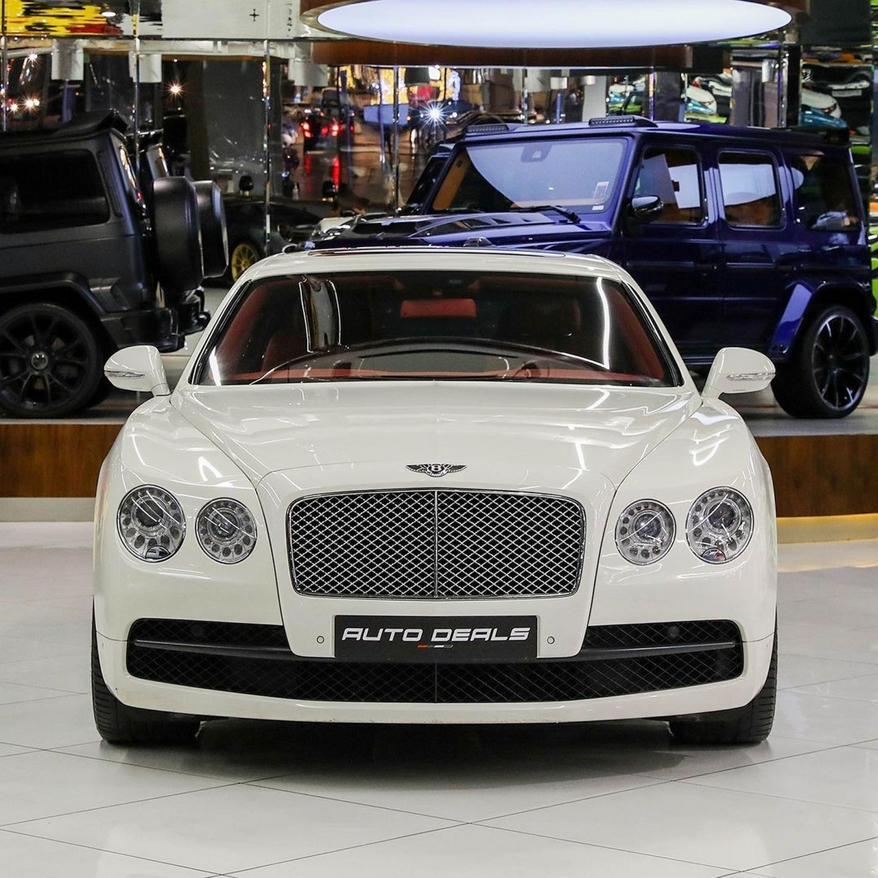 分享图片丨宾利-飞驰 宾利飞驰前脸采用了宾利家族式进气格栅与双圆形