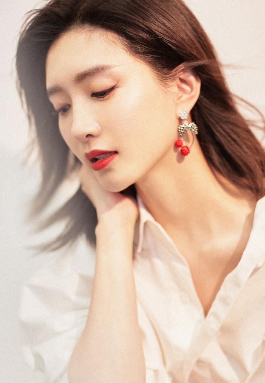 1,江疏影她现在冲不到前排但也有保底,属于颈部艺人,啥也不缺又能团队