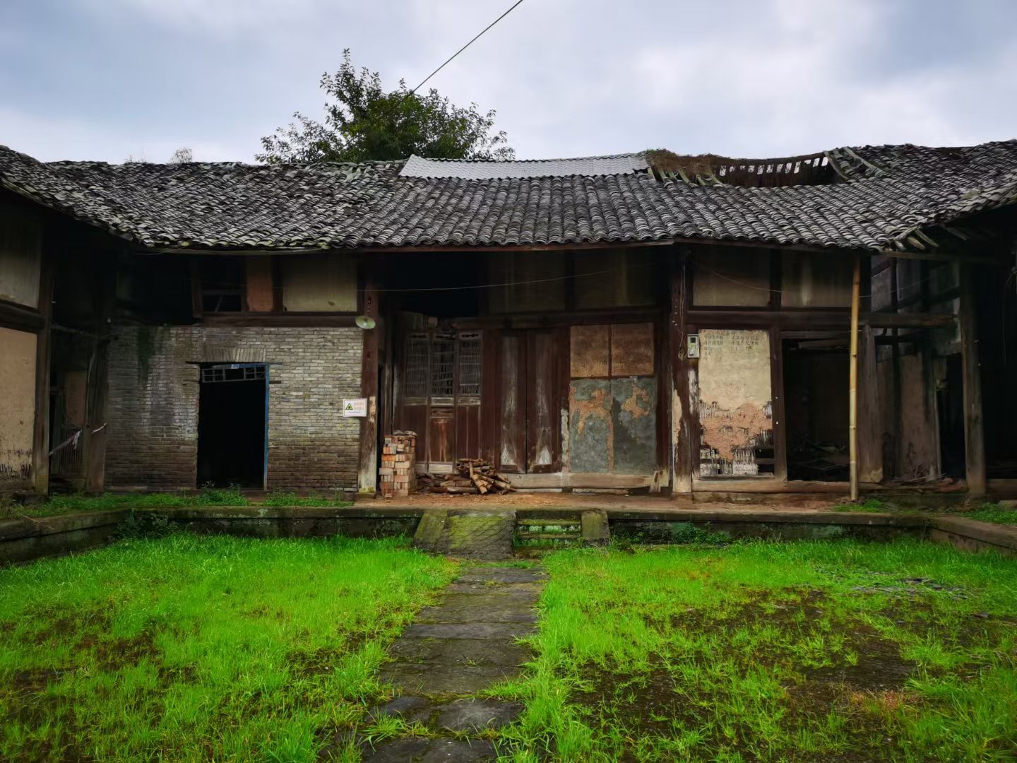 时隔两年半,再次走进铁钱溪畔的戴家大院,整个老宅显得更加破败