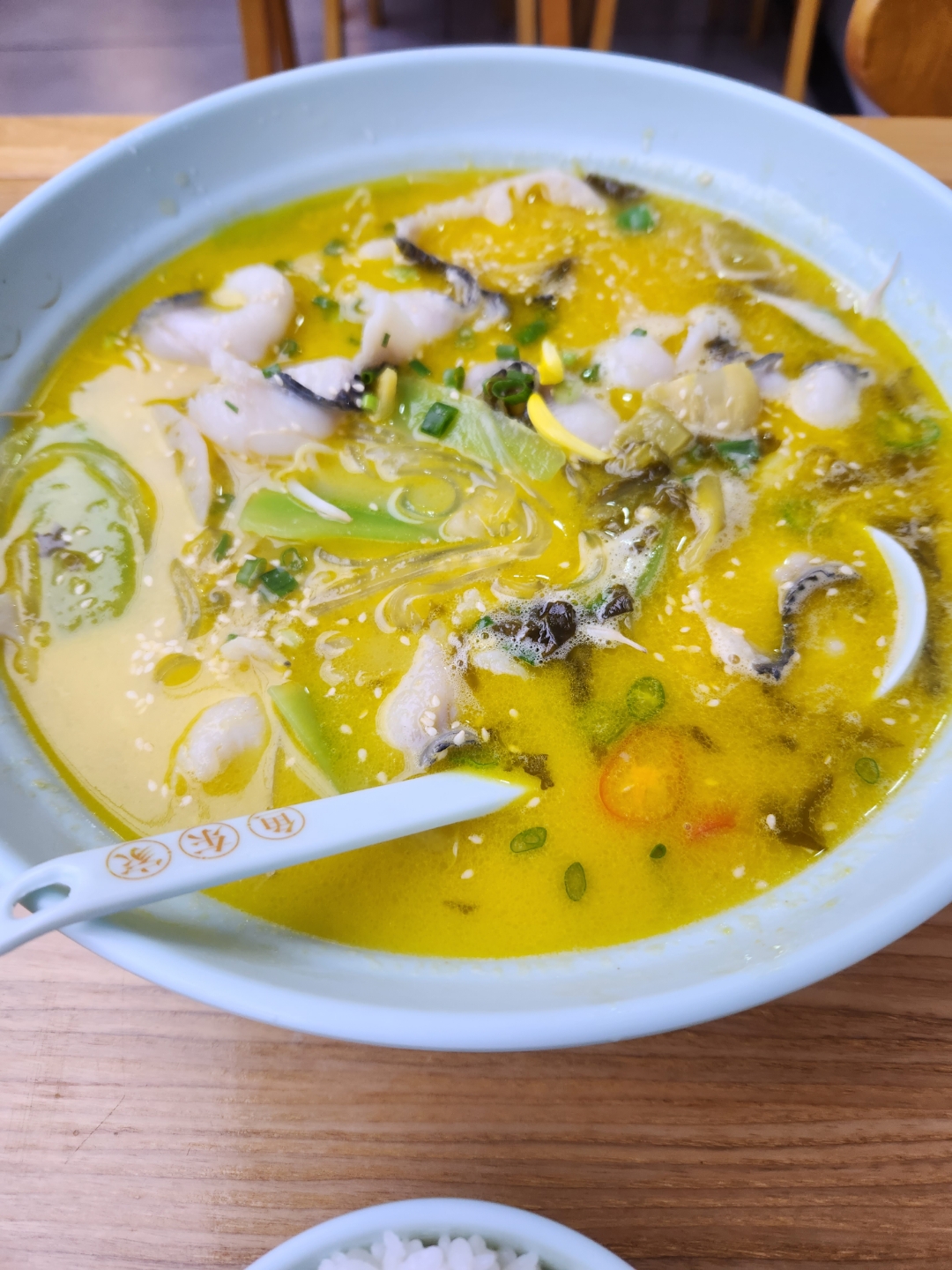 中午不想吃面了,去附近饭店点了两个菜,金汤酸菜鱼片,青豆排骨.