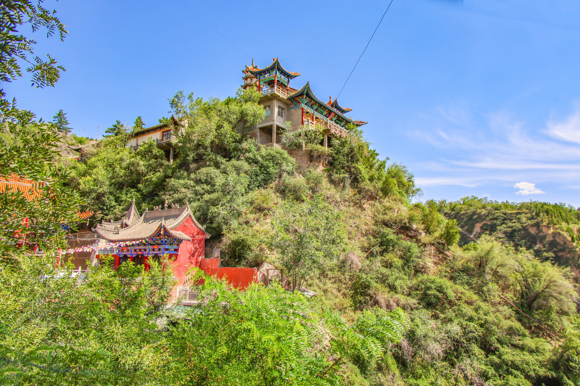 雄峙在临洮县城之东的岳麓山,尽管名气和人气都不如长沙岳麓山,却也不