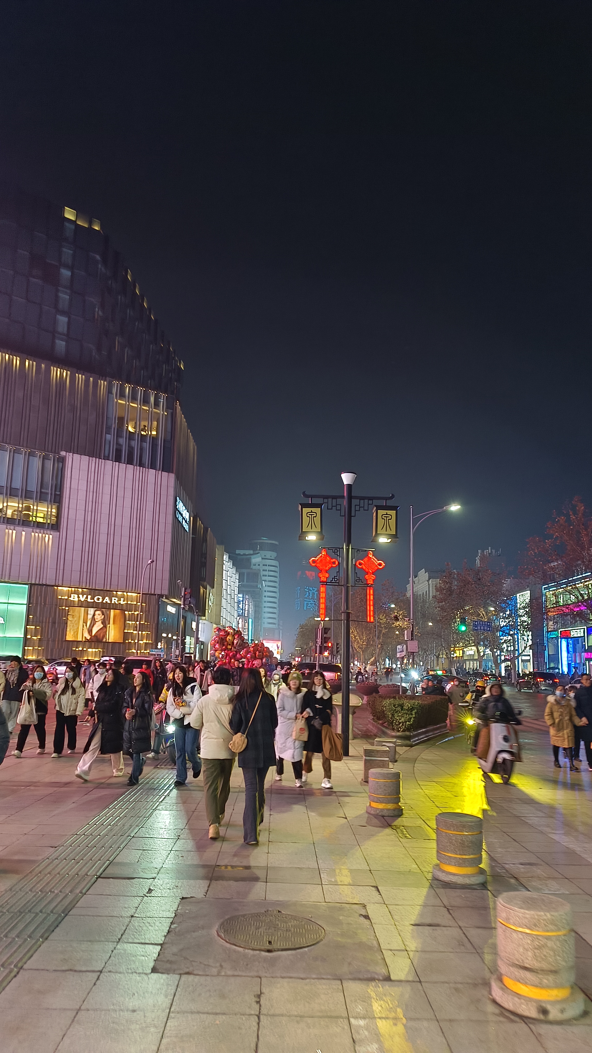 夜晚,城市的街道仿佛变成了一个巨大的舞台,灯光璀璨,人群涌动.