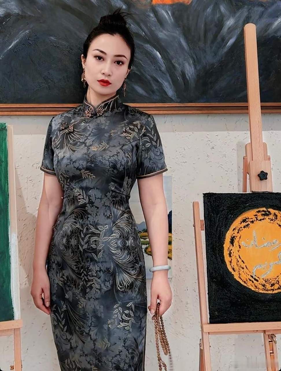 熟鈞味美的小阿姨,旗袍突出一个凹凸有致,身材比例超级棒!