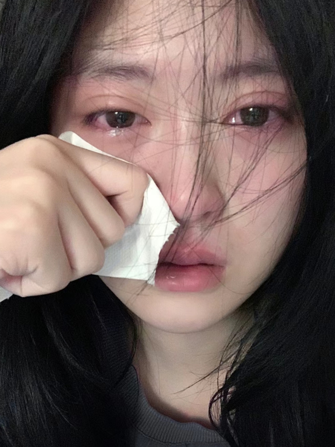 就在孩子满月的当天,女子当着全家人的面,斩钉截铁地宣布:"我要离婚!