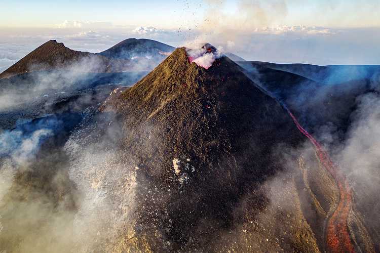 在意大利西西里岛,欧洲最活跃的火山之一——埃特纳火山,近日再次吸引