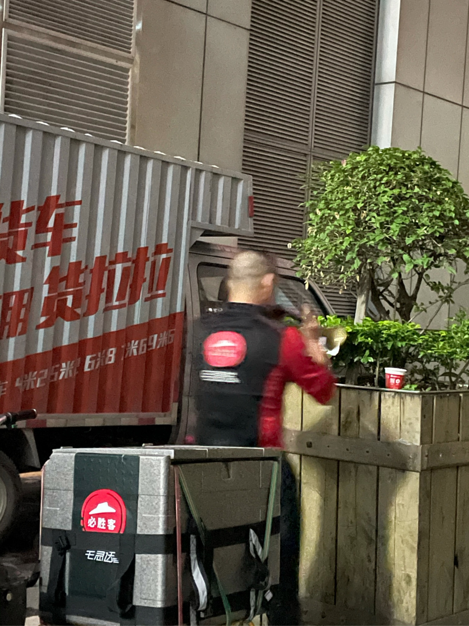 晚上快走,路遇一位必胜客的外卖小哥,在一个小巷子里拿着个唢呐在吹