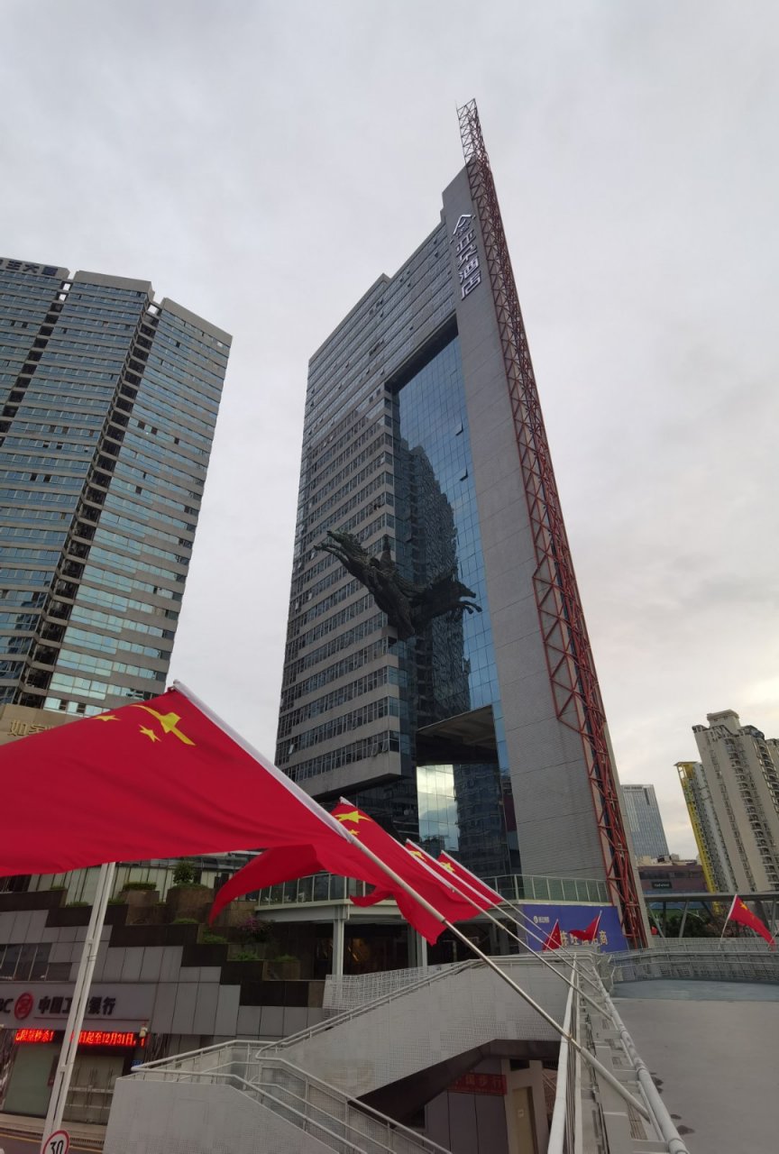 位于南油大厦对面的这家富安娜特价店少说也有二十年了吧!