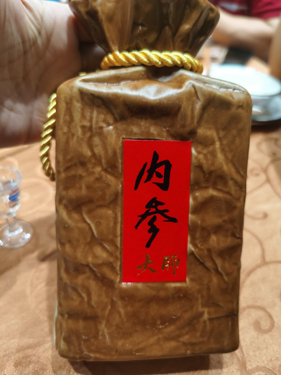 酒鬼酒的内参酒两千五百多,味道比茅台冲点,价格比茅台还贵点.