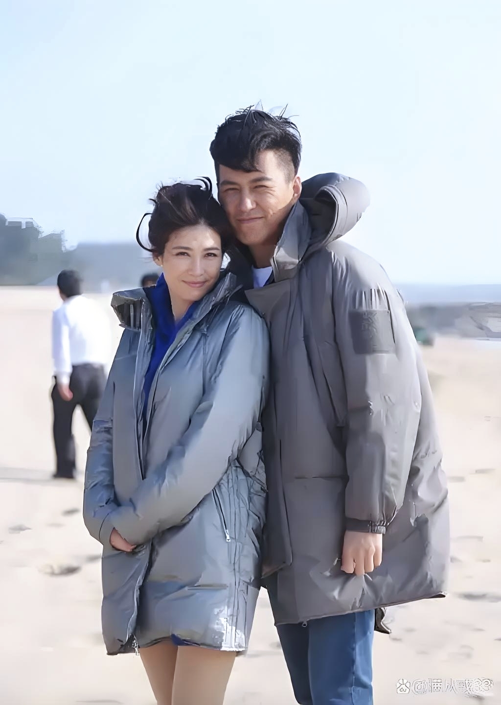 地球嘴炮大会# 靳东几乎没有过绯闻,唯一一次就是与美女周杨