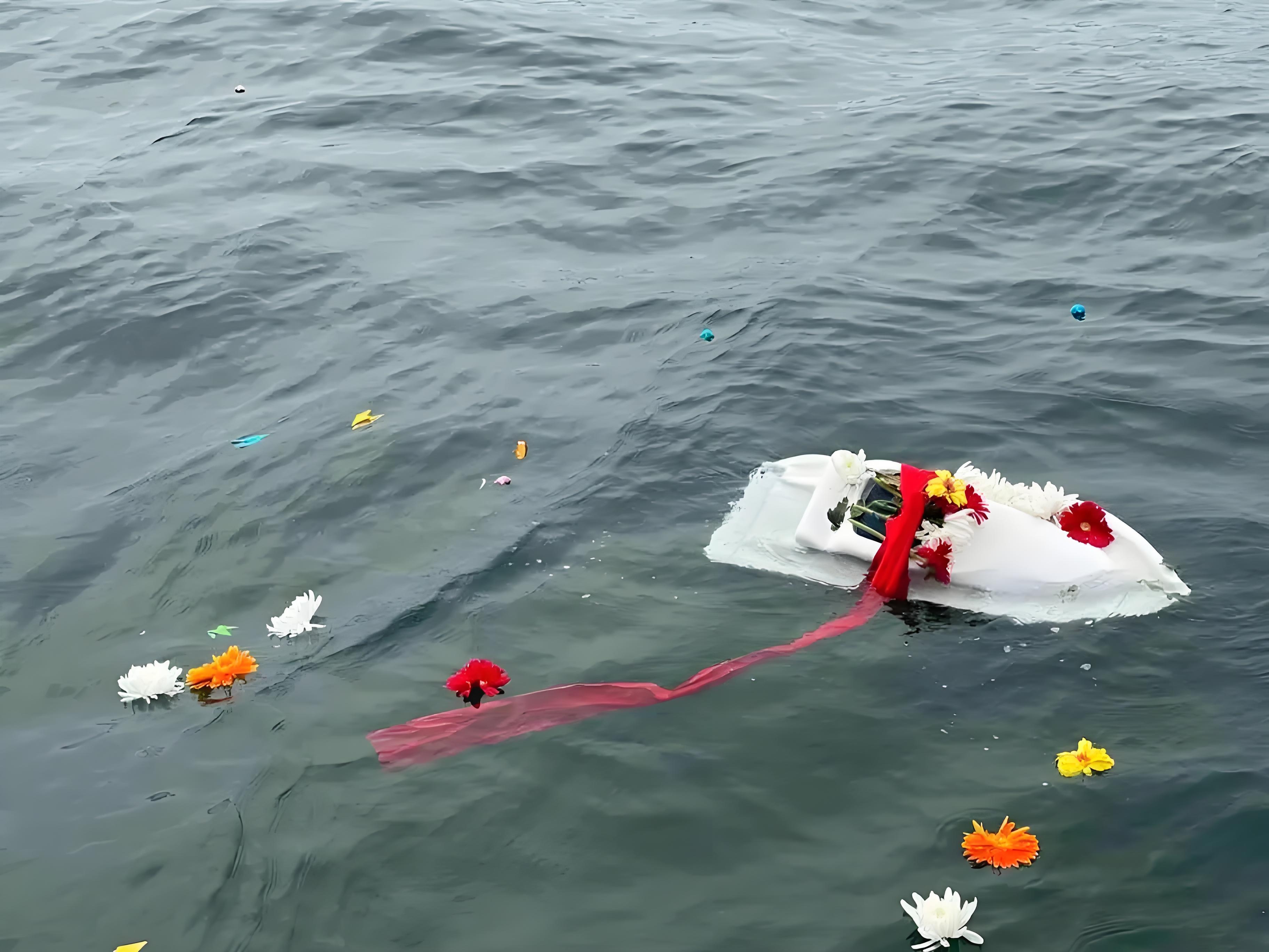 以前以为就是把骨灰直接撒到大海里.