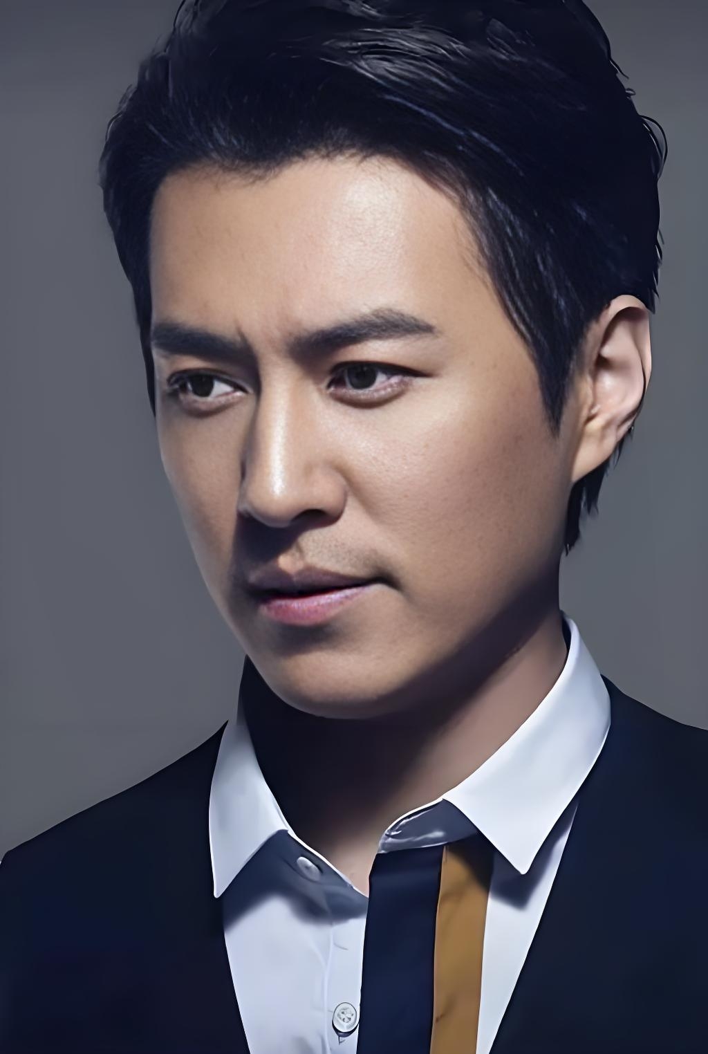 在温和的外表下,靳东藏有一把属于自己的刀,犀利无比