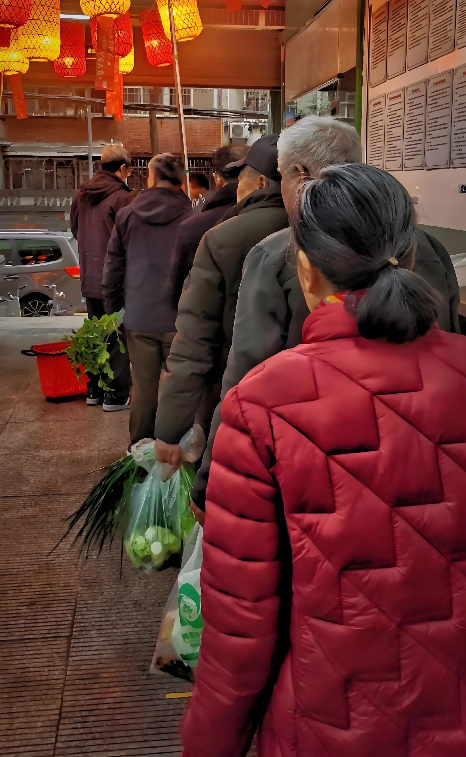 昨天去超市买东西.结账时排队,排了快二十分钟,前面还有七八个人