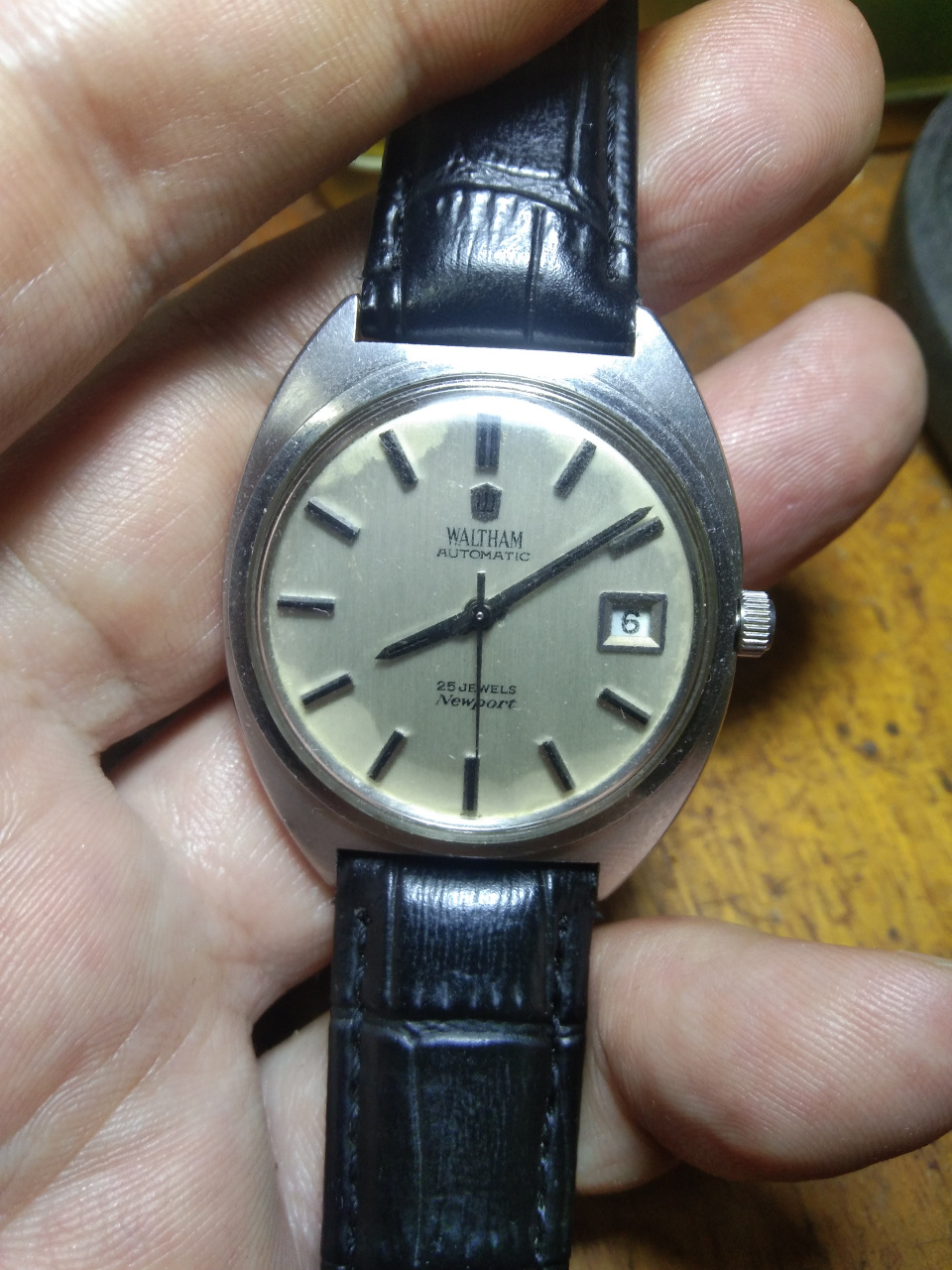 昨天到手的华生自动机械表,美国品牌瑞士制造,玩了没几下把发条弄断了