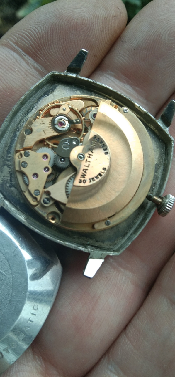 自动部分设计很特殊,和eta机芯区别很大,摆下面有型号,摆坨刻有华生