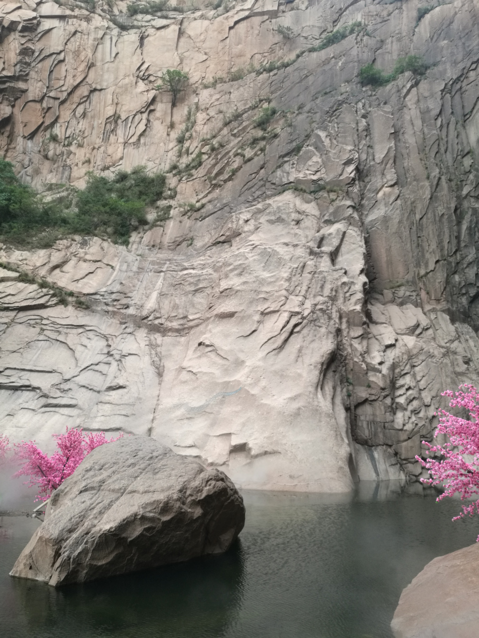 神奇大自然  刀劈斧削一般